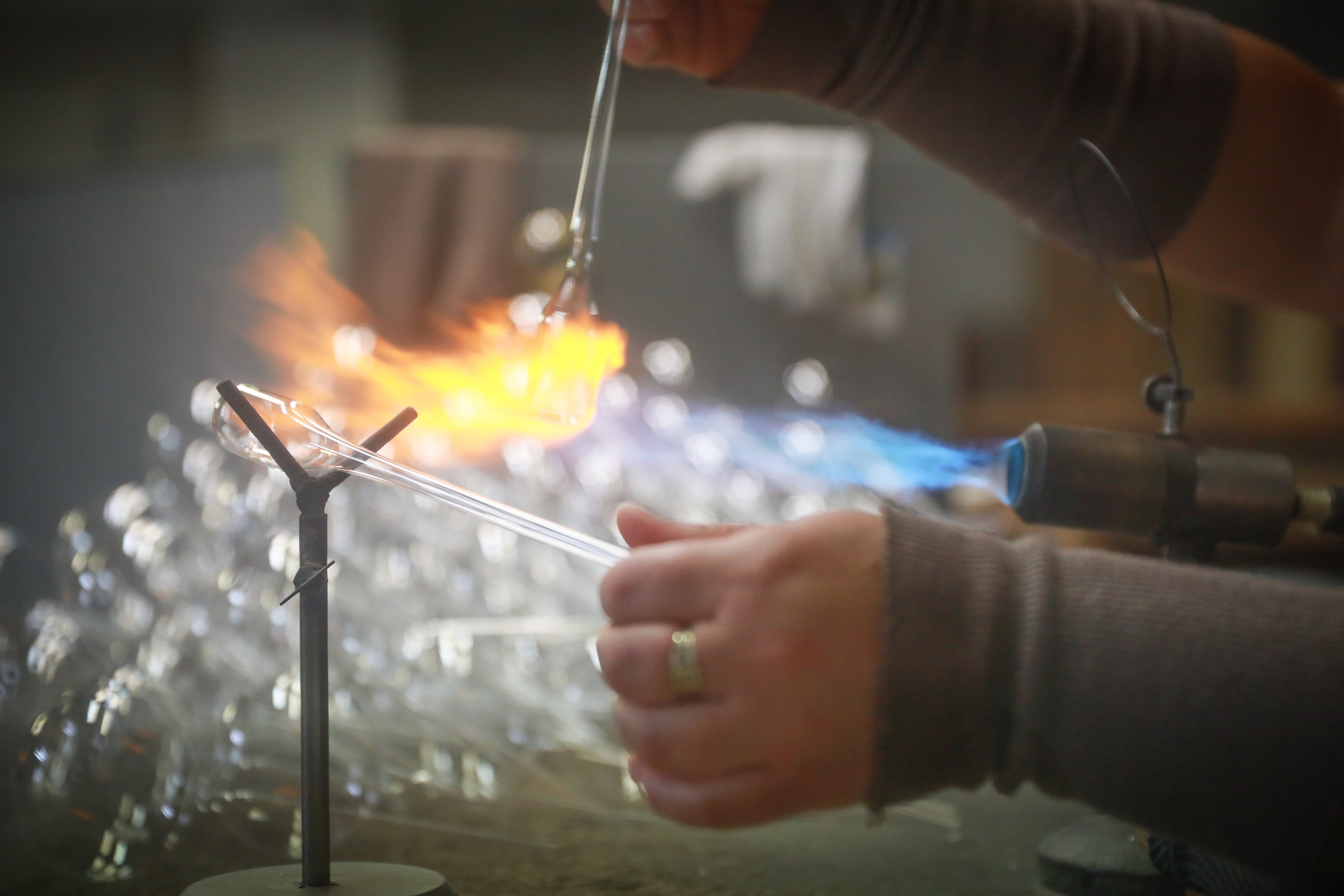 Školní exkurze – děti sledují vznik skleněné ozdoby