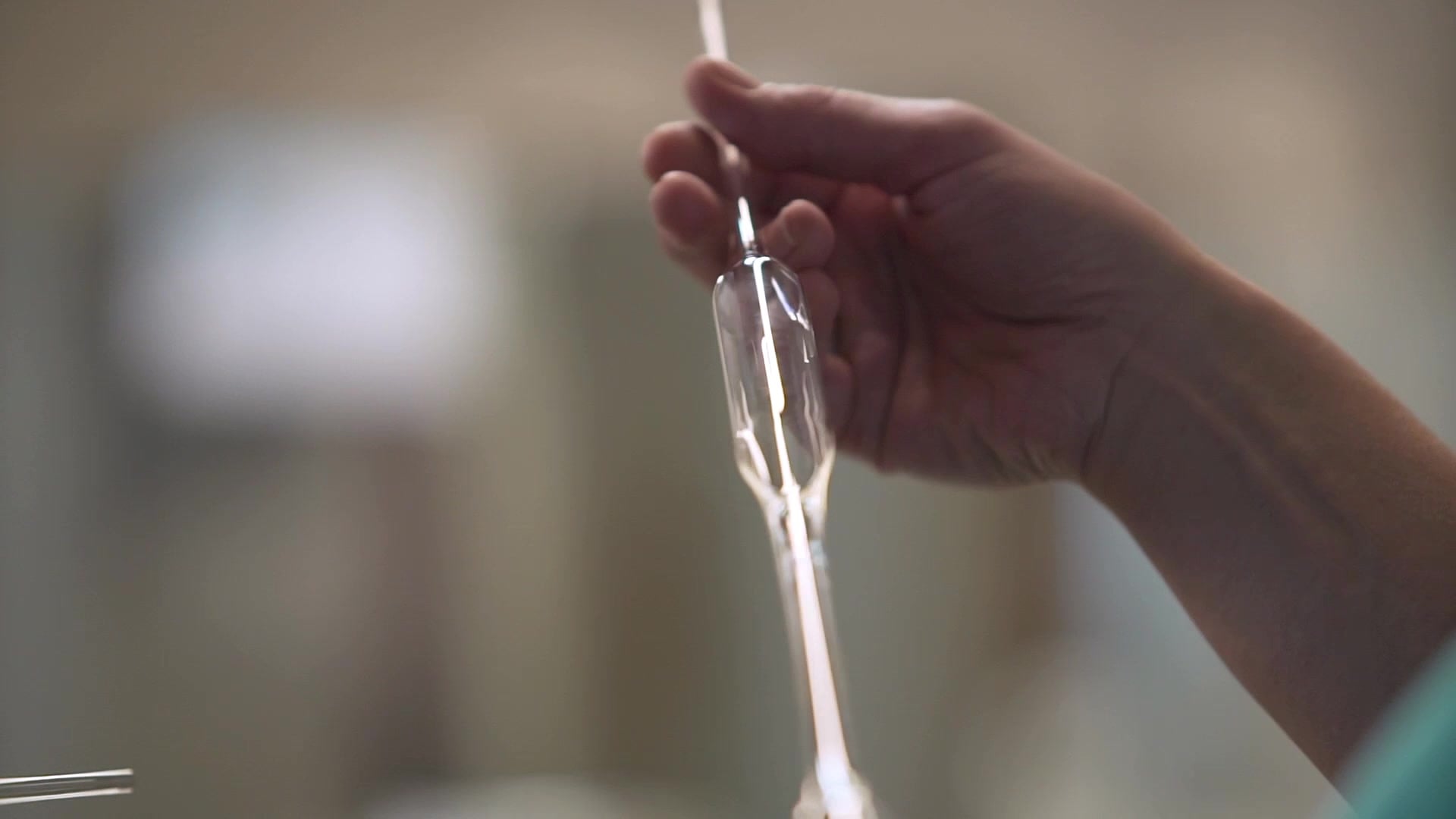 Sklář tvarující skleněnou ozdobu v dílně